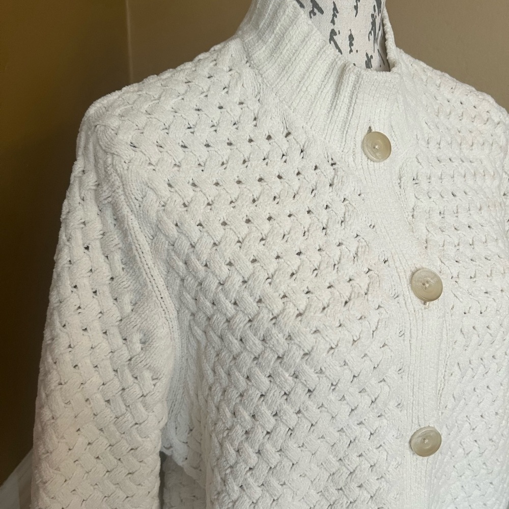 Elegant White Cardigan with Textured Knit
